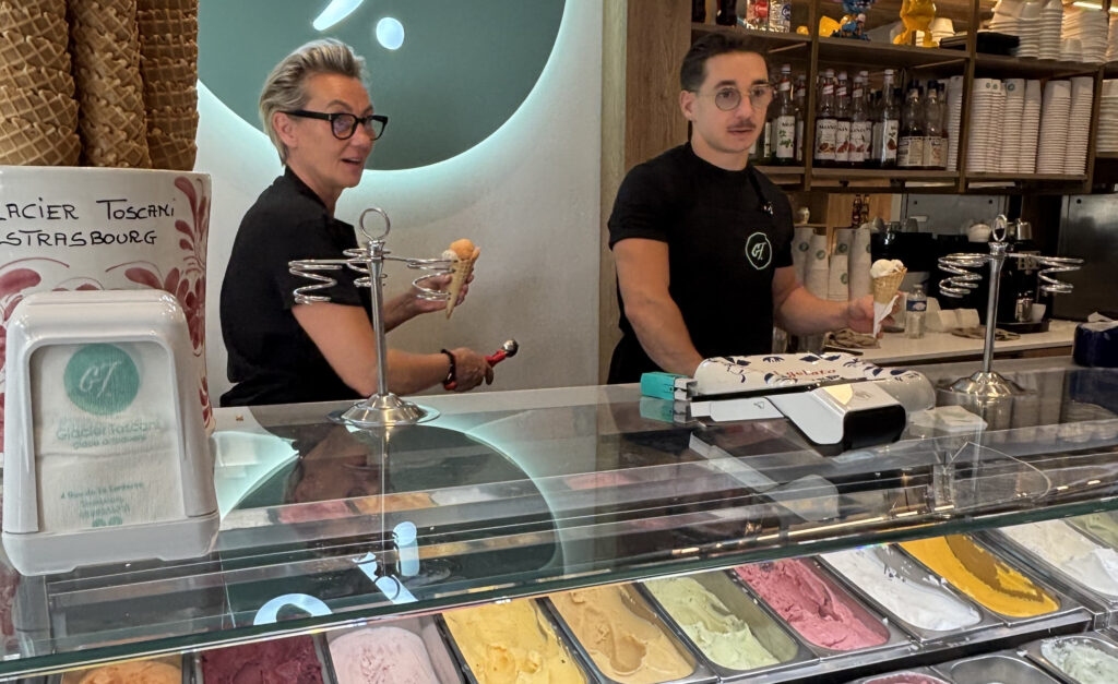 À Strasbourg, les glaces Toscani attirent une clientèle croissante durant l’été.