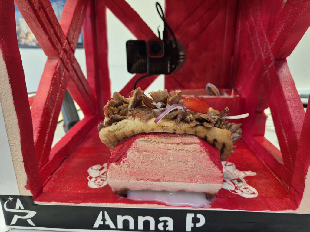 Des étudiants de l’Icam de Strasbourg lancent un kebab dans l’espace lors d’une expérience.