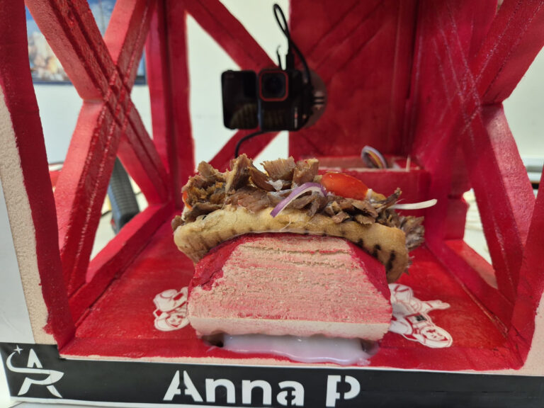 Des étudiants de l’Icam de Strasbourg lancent un kebab dans l’espace lors d’une expérience.