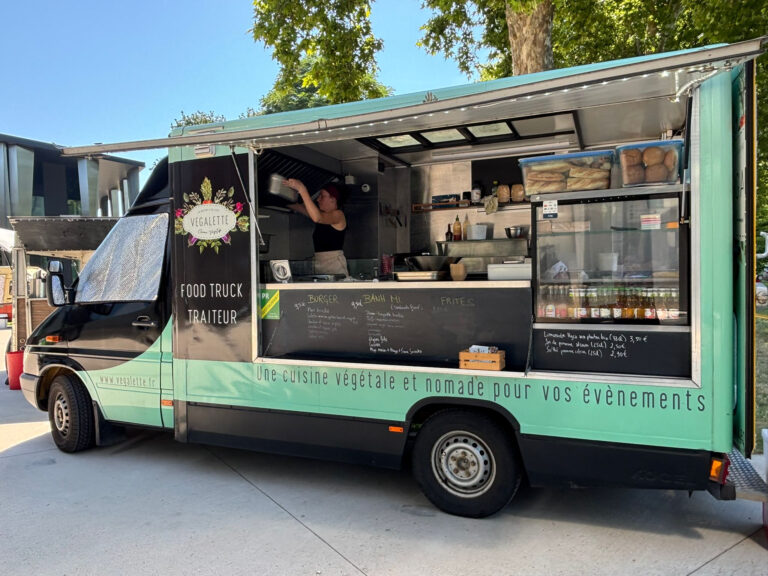 Strasbourg : le forum « Ici on agit ! » introduit le bacon végétarien dans la cuisine locale.