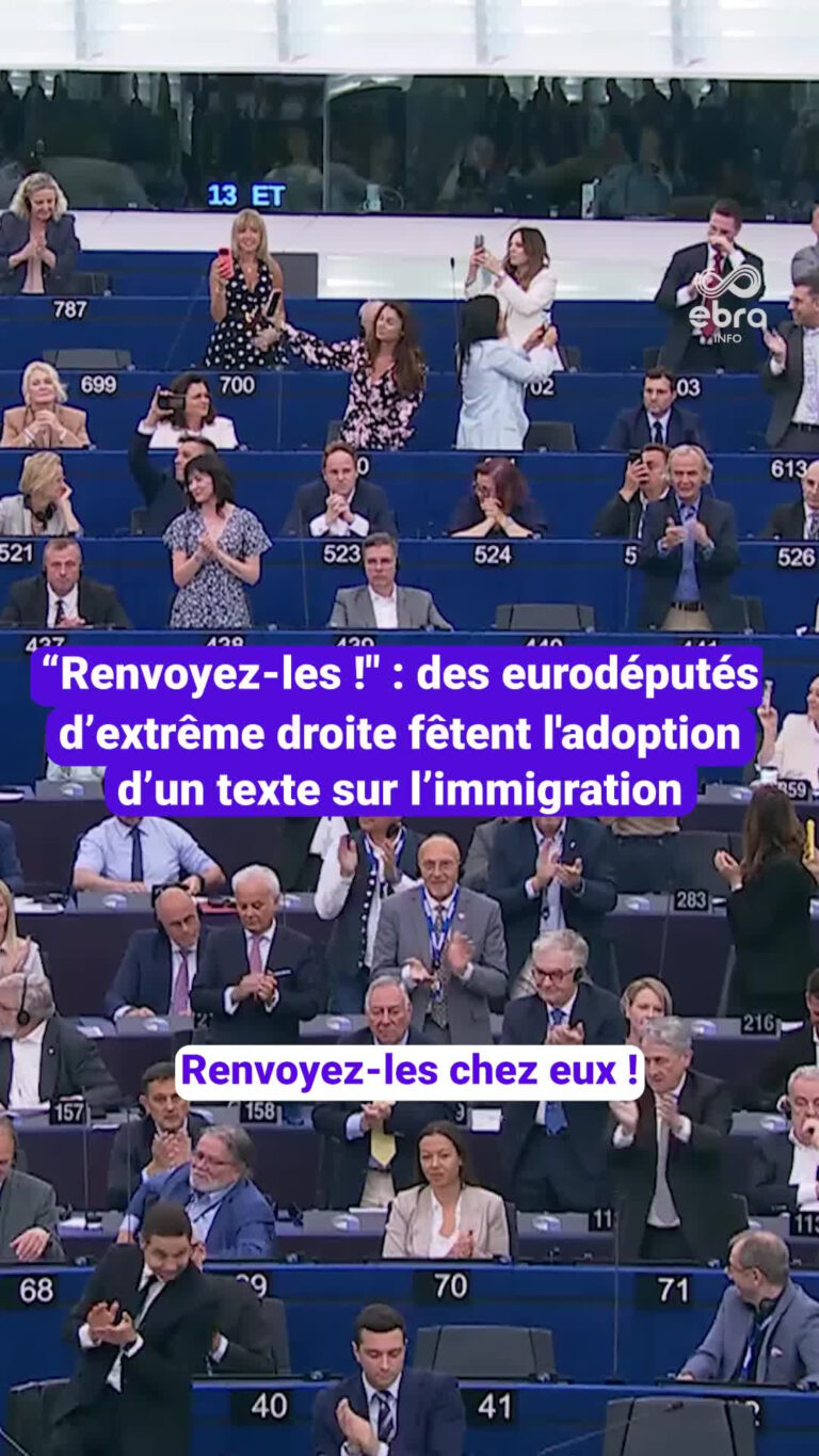 Des eurodéputés d’extrême droite célèbrent l’adoption d’un texte sur l’immigration en Europe.