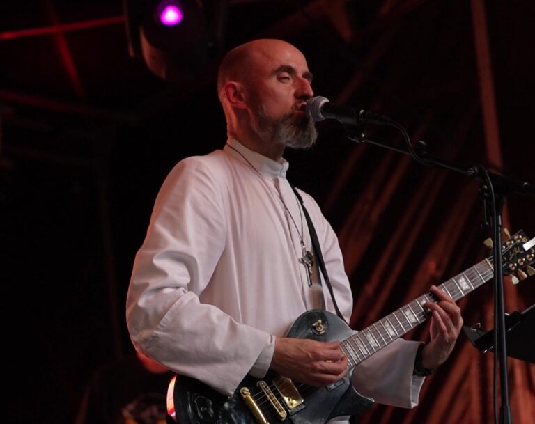 Les Soutanes of Swing : un concert de rock religieux attire des fidèles à Strasbourg