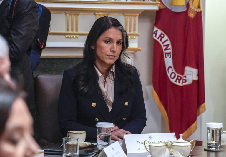 Aux États-Unis, l’ex-directrice du renseignement de Trump liée à une secte.