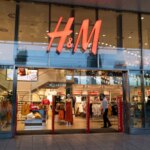 H&M lance une robe en broderie anglaise tendance pour l&rsquo;été en pleine canicule.