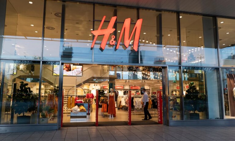 H&M lance une robe en broderie anglaise tendance pour l’été en pleine canicule.