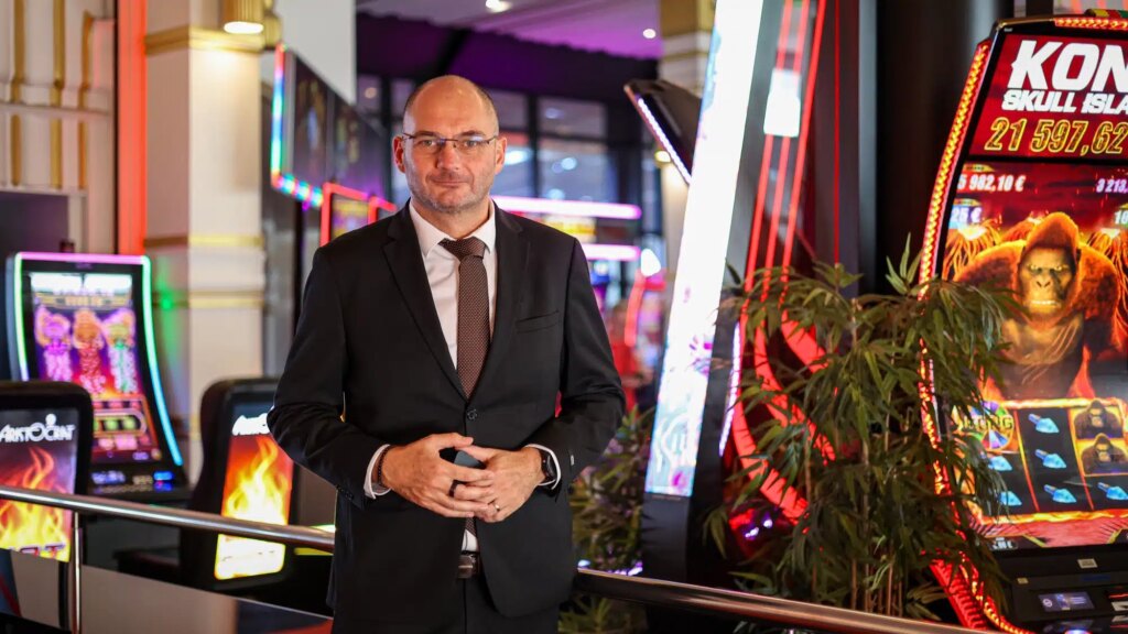 Menton : un casino modernisé avec spectacles et nouvelles machines à sous pour attirer les visiteurs.