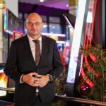 Menton : un casino modernisé avec spectacles et nouvelles machines à sous pour attirer les visiteurs.