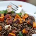 Salade de lentilles aux patates douces grillées et féta : une recette nutritive à découvrir