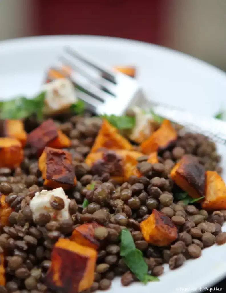 Salade de lentilles aux patates douces grillées et féta : une recette nutritive à découvrir