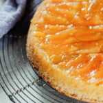Recette de cake à la polenta, abricots et caramel sur chrisrecettes.