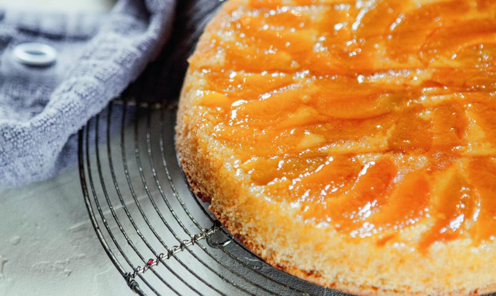 Recette de cake à la polenta, abricots et caramel sur chrisrecettes.