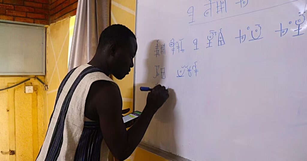 L’écriture Romba au Burkina Faso facilite la lecture des langues à tons.