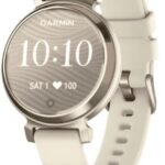 Garmin présente sa montre connectée Lily 2 en crème doré avec bracelet en silicone blanc.