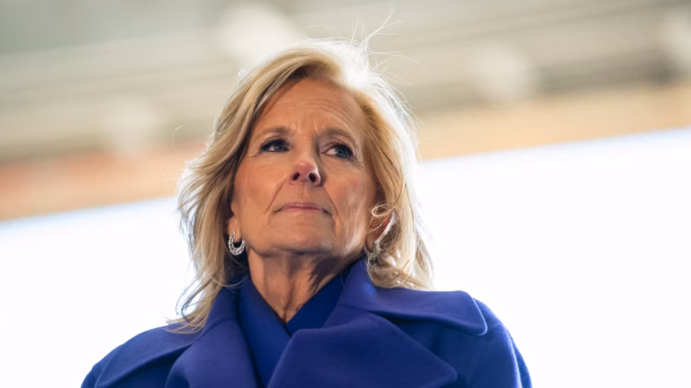 Jill Biden annonce son intention de clarifier le retrait de Joe Biden en 2024.