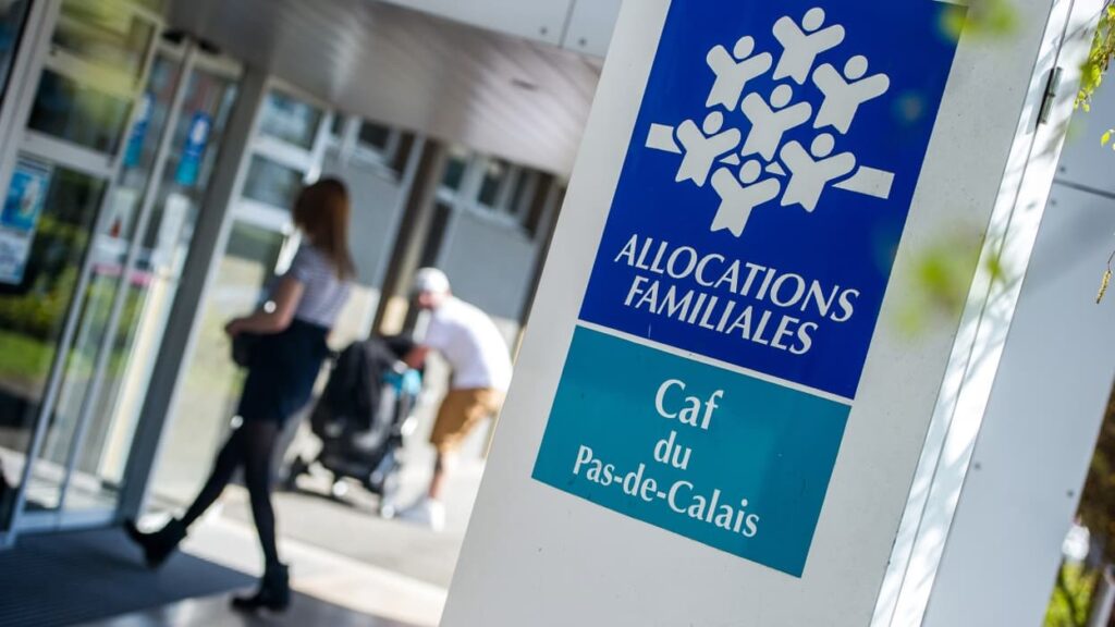 La Cour des comptes recommande d’exclure les apprentis de la prime d’activité en France.