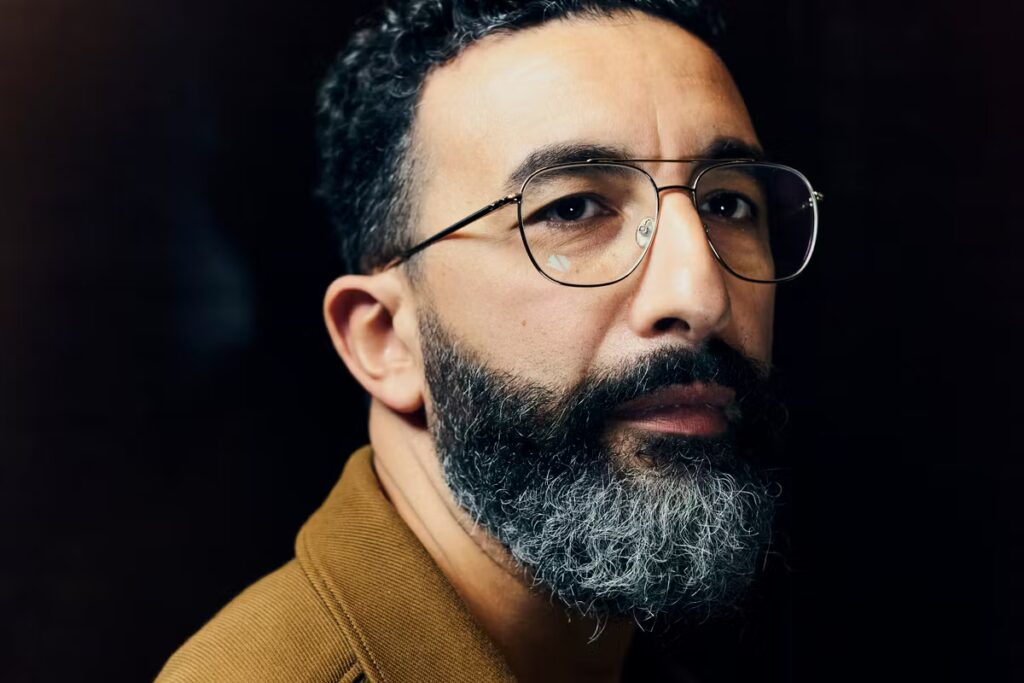 Marwan Mohammed explore la sociologie entre la cité et le CNRS dans son récit.