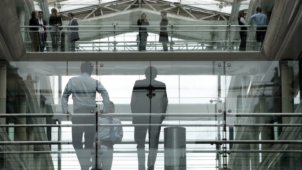 Licencié pour avoir dénoncé des propos racistes, un salarié portugais obtient sa réintégration et 7 ans de salaire.