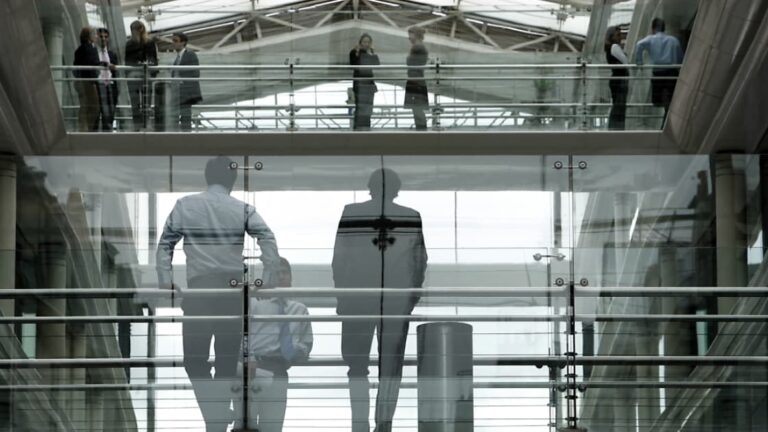 Licencié pour avoir dénoncé des propos racistes, un salarié portugais obtient sa réintégration et 7 ans de salaire.