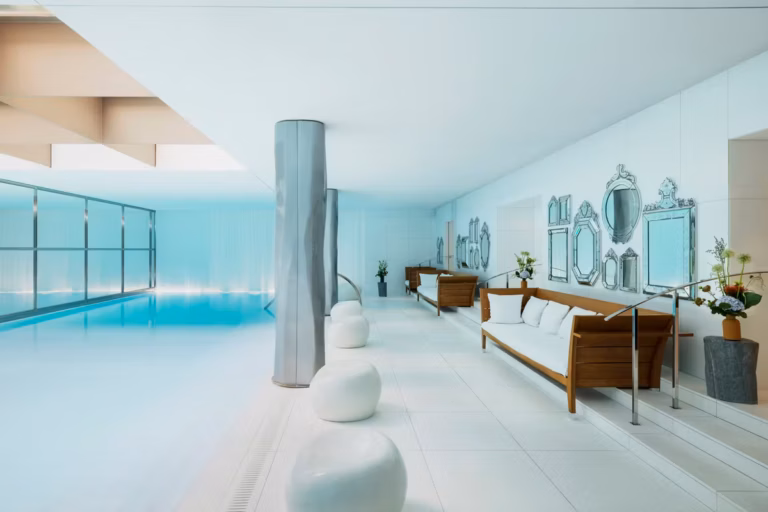 Glossier lance un pop-up sensoriel tandis que le Royal Monceau propose un soin bonne mine.