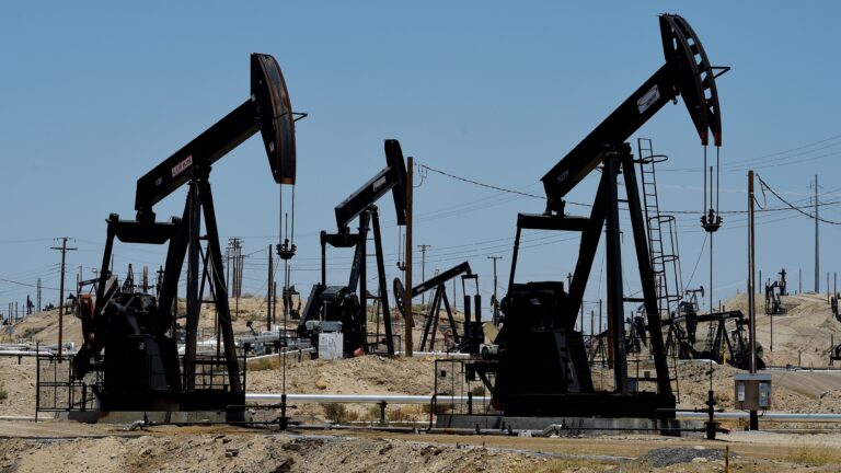 Réserve stratégique de pétrole des États-Unis atteint son niveau le plus bas depuis 1983.