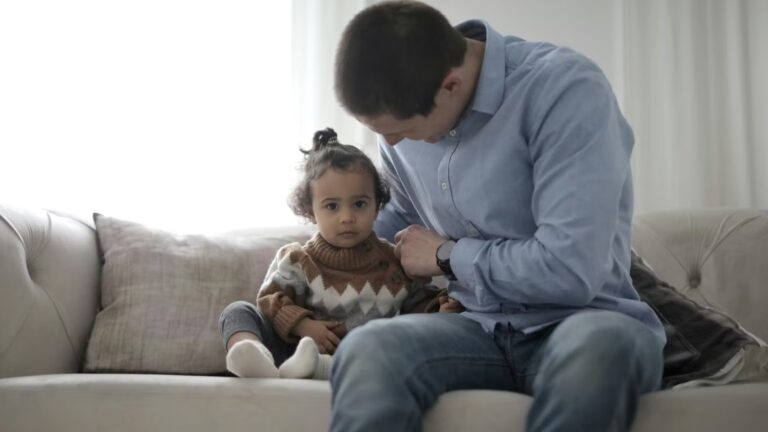 Guide de la mairie de Paris pour prévenir les violences sexuelles à l’école destiné aux familles.