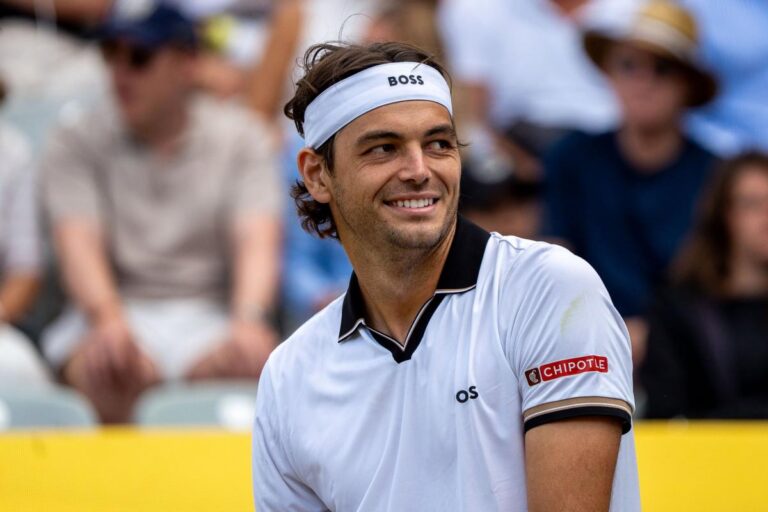 Taylor Fritz élimine Alexander Zverev et atteint la finale du tournoi de Halle.