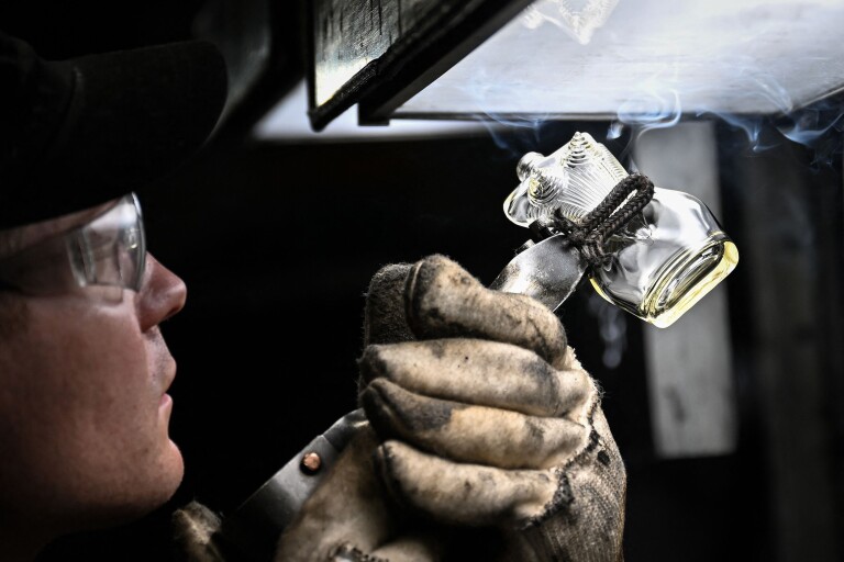 Climat : les grandes marques de parfums français adoptent le four électrique pour le verre