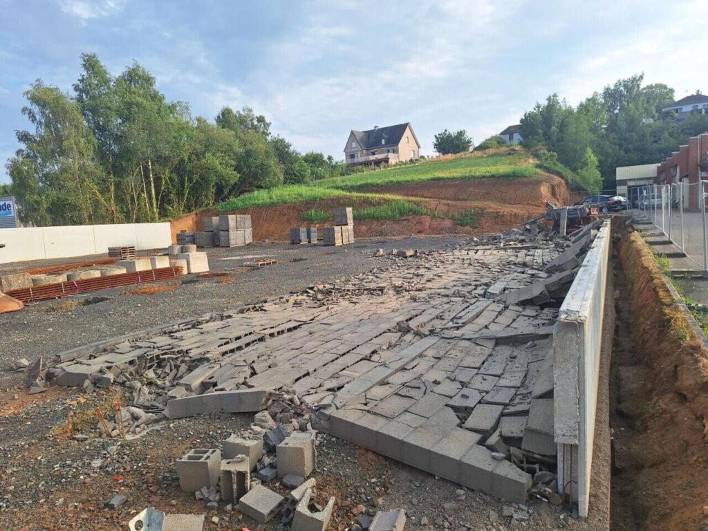 Dégâts importants dans le pays de Fougères : toitures envolées et mur effondré après l’orage.