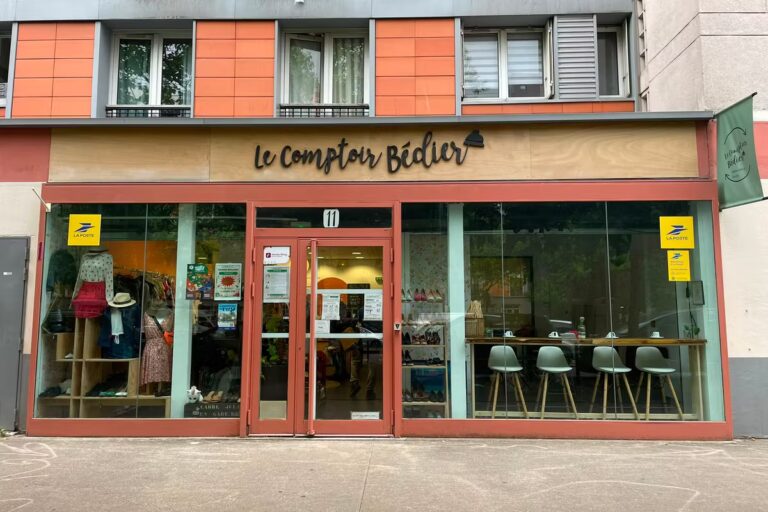 Ressourcerie du Comptoir Bédier à Paris : un dispositif favorise le retour à l’emploi.