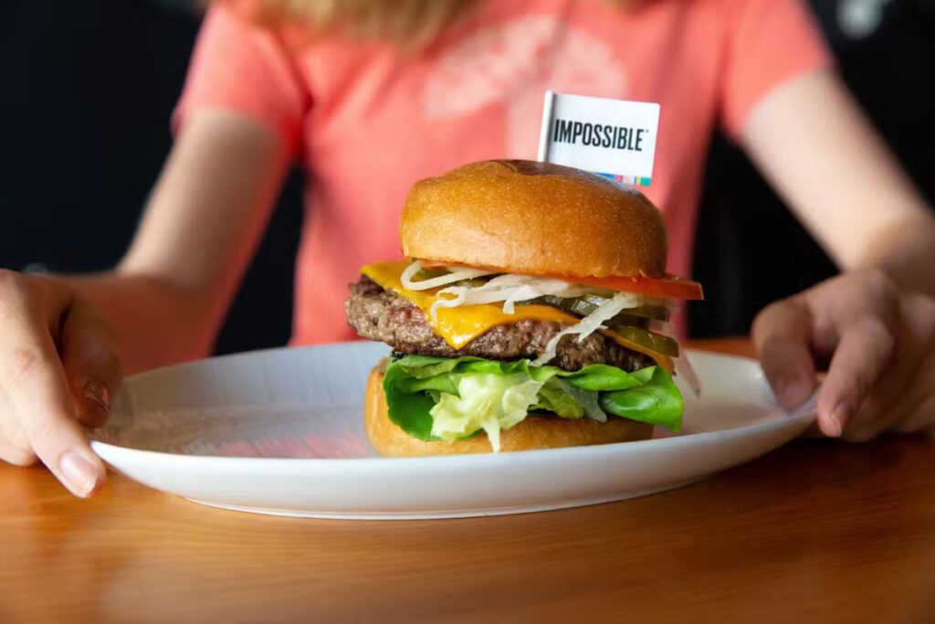 Deux adolescents testent un burger végétarien dans un comparatif de fast-foods.