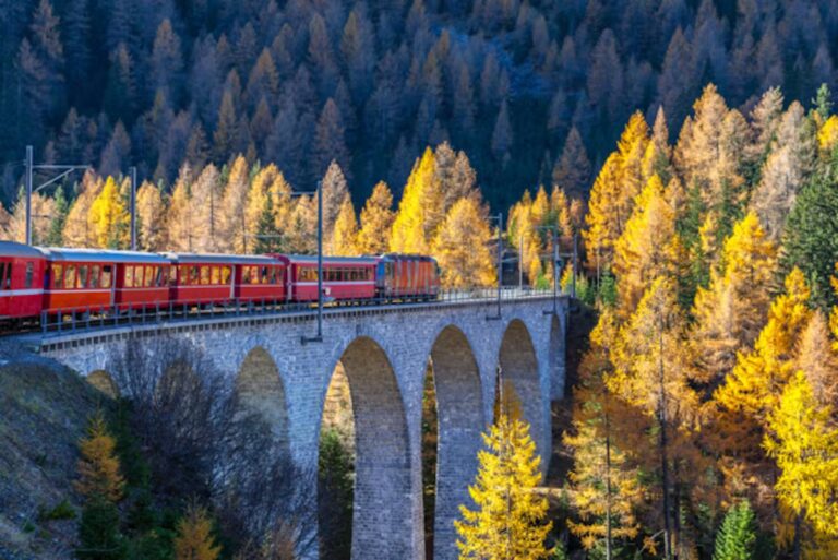 Quatre trajets pour explorer la France : découvertes culturelles et paysages variés.