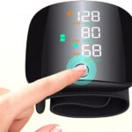 Moniteur de tension artérielle numérique portable avec affichage LCD et fonction mémoire.