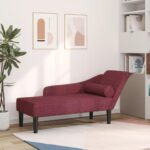 Chaise longue droite en tissu bordeaux pour salons et appartements modernes.