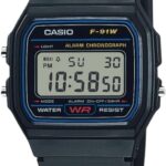 La montre Casio F91W : chronomètre, alarme journalière et résistance à l’eau.