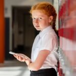 Le Royaume-Uni interdit l&rsquo;accès aux réseaux sociaux pour les enfants de moins de 16 ans.