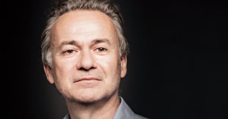 Jean-Pierre Montal, figure du rock français, explore les liens entre littérature et musique.