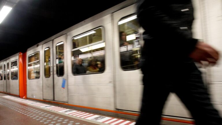 Fermeture temporaire d’une station de métro à Bruxelles entraîne des perturbations sur la ligne.