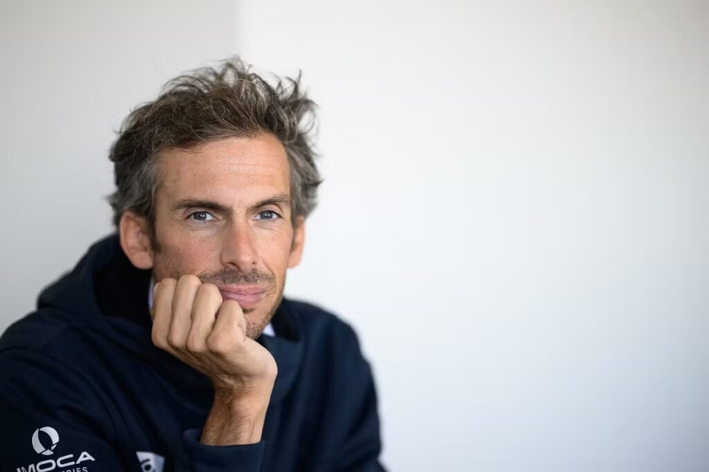 Charlie Dalin, figure de la voile, décède à 42 ans, laissant un héritage mémorable.