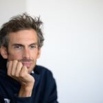 Charlie Dalin, figure de la voile, décède à 42 ans, laissant un héritage mémorable.