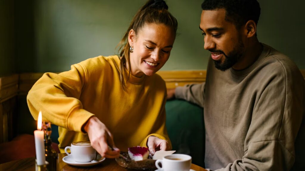 La tendance des « 777 » pour rompre la routine de couple suscite des débats en France.