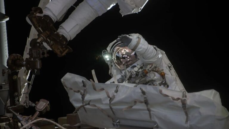 Des astronautes de la NASA réparent le bras robotique de la Station spatiale internationale.