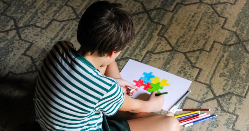 Autisme : un rapport parlementaire français préconise une refonte des formations professionnelles.