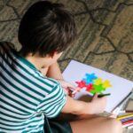 Autisme : un rapport parlementaire français préconise une refonte des formations professionnelles.