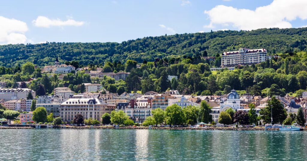 Géopolitique de l’eau : l’Hôtel royal d’Évian explore son rôle central dans les relations internationales.