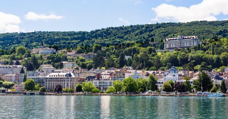 Géopolitique de l’eau : l’Hôtel royal d’Évian explore son rôle central dans les relations internationales.