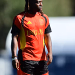Jérémy Doku, footballeur belge, présent à la naissance de son fils.