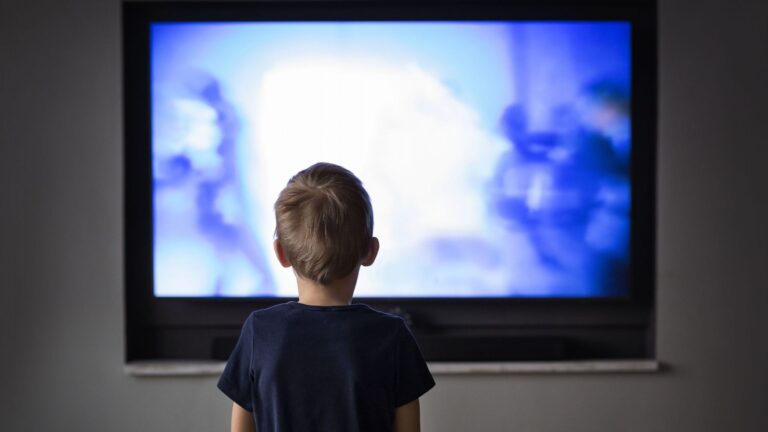 Âge conseillé pour contenus sensibles : nouvelle signalétique télé à partir du 1er juillet.
