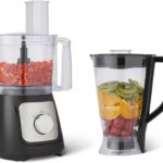 Amazon Basics présente un robot culinaire et fouet de 2,4 litres, 800 W, en noir.