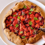 Un ingrédient secret pour une tarte aux fraises unique, selon des chefs pâtissiers français.