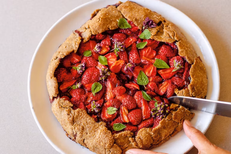 Un ingrédient secret pour une tarte aux fraises unique, selon des chefs pâtissiers français.